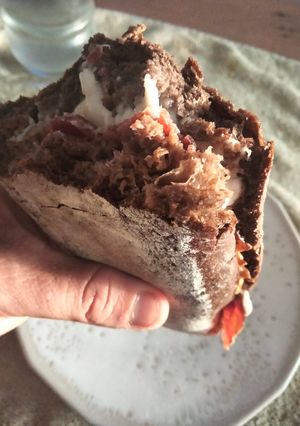 Una foto de Bocata de jamón y queso gratinado 😋