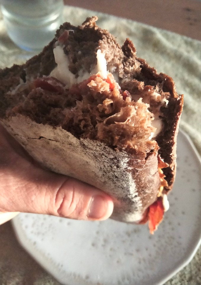 Una foto de Bocata de jamón y queso gratinado 😋