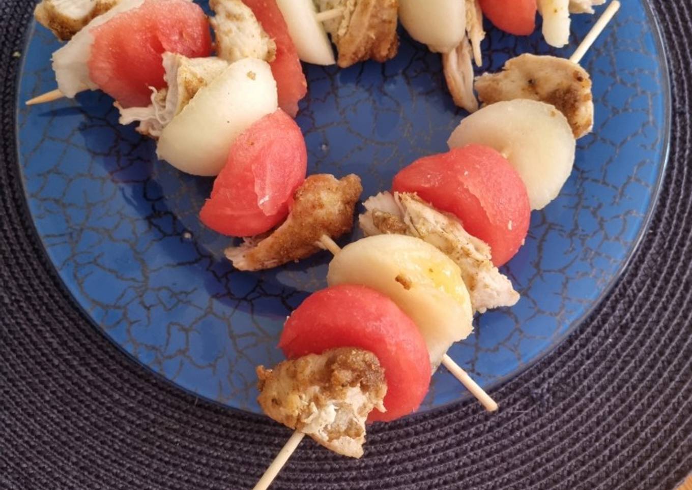 Pinchos de pechuga de pollo de cotufas bolitas sandía y melón