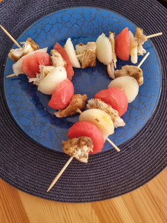 Una foto de Pinchos de pechuga de pollo de cotufas bolitas sandía y melón