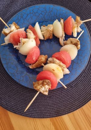 Una foto de Pinchos de pechuga de pollo de cotufas bolitas sandía y melón