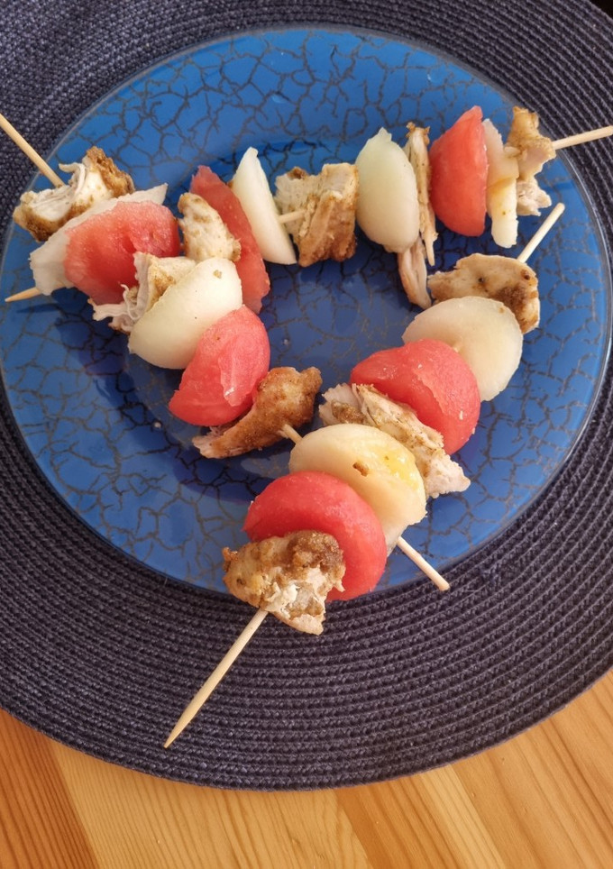 Una foto de Pinchos de pechuga de pollo de cotufas bolitas sandía y melón