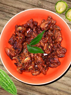 பாகற்காய் பக்கோடா (Paakarkaai pakoda recipe in tamil) செய்முறை முக்கிய புகைப்படம்