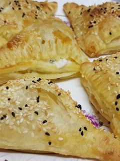 صورة لوصفة بف باستري بالجبنة. سريع وخفيف 🥐