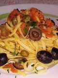 Linguine con Pomodorini Freschi, Olive Nere e Capperi