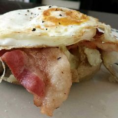 A picture of Bacon and Egg stuffed potatoes.