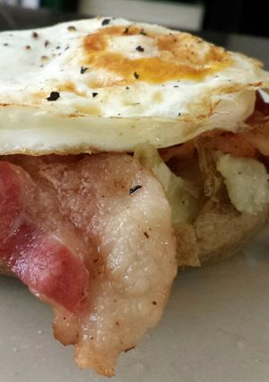 A picture of Bacon and Egg stuffed potatoes.