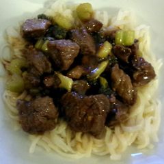 A picture of Hunan Beef and Noodles.