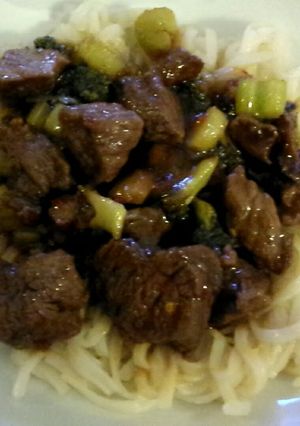 A picture of Hunan Beef and Noodles.