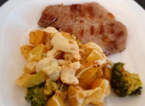 O poză a rețetei Cartofi, broccoli, conopidă gratinate cu ceafă de porc la cuptor.