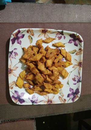 नमकिन शंकरपाळी (namkeen shankarpali recipe in marathi) रेसिपी चे मुख्य फोटो 