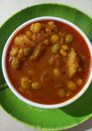 हिरव्या पावट्याचा रस्सा (Hirva Pavata Rassa Recipe In Marathi) रेसिपी चे मुख्य फोटो 