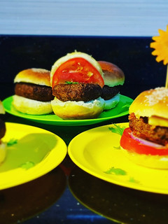 वेज बर्गर (Veg burger recipe in Hindi) रेसिपी मुख्य फोटो