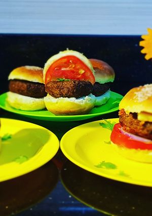 वेज बर्गर (Veg burger recipe in Hindi) रेसिपी मुख्य फोटो