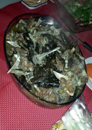 A picture of wara aneb (stuffed vine leaves with lamb chunks).