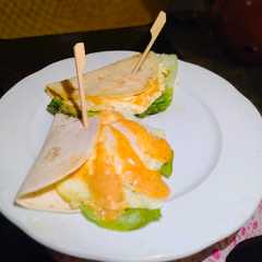 Una foto de Mini Piadinas de Huevo con Salsa de Pimentón a la Miel