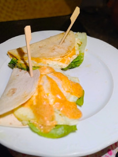 Una foto de Mini Piadinas de Huevo con Salsa de Pimentón a la Miel