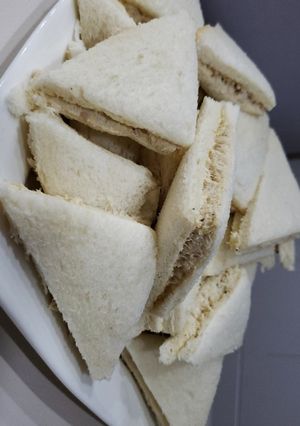 A picture of No salt chicken and egg sandwiches.