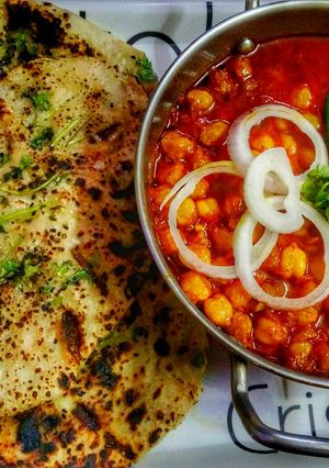 A picture of Amritsari Chole Kulche.