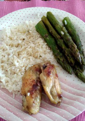 Spárgás csirkeszárnyak egyszerűen recept fotója