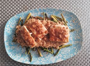Foto di Tofu alla piastra con basmati al limone, asparagi e salsa di arachidi