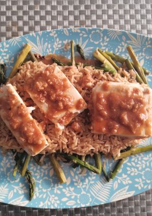 Foto di Tofu alla piastra con basmati al limone, asparagi e salsa di arachidi