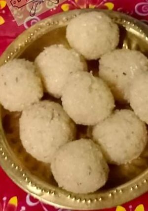 A picture of Kheer narkel laddu/Raskara (Bangladesh).