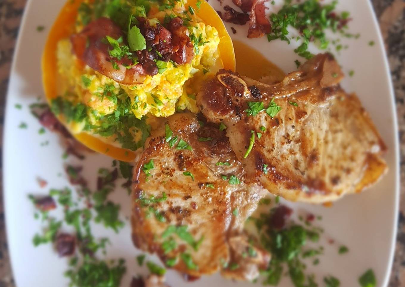 Costillas de cerdo, con puré rústico de calabaza, brócoli y zan