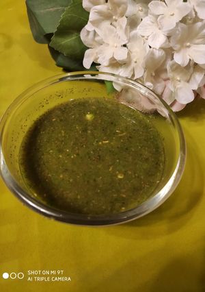 A picture of Green chutney.