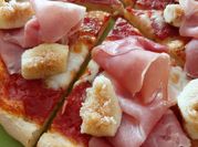 Una foto di pizza glutine