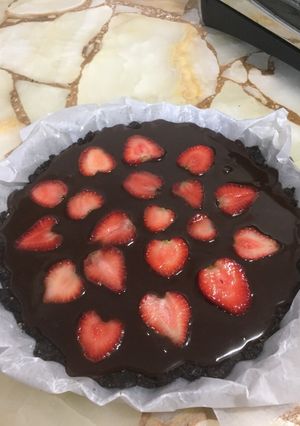 Una foto de Torta oreo de chocolate y frutillas