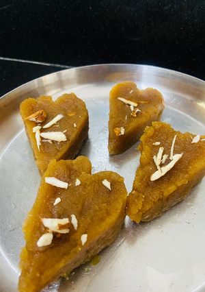गुड़-घी वाला आटे का शीरा रेसिपी मुख्य फोटो