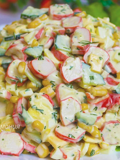 Фото Салат с крабовыми палочками и сыром.