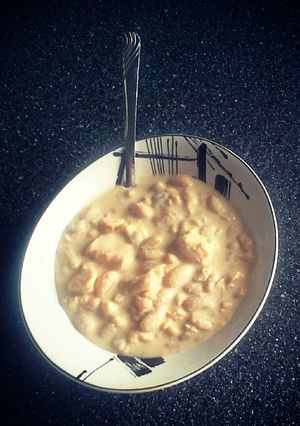 A picture of creamy white chili.