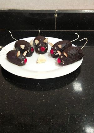 A picture of Yummy chocolate cake mice.