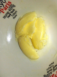 A picture of condense milk icecream.