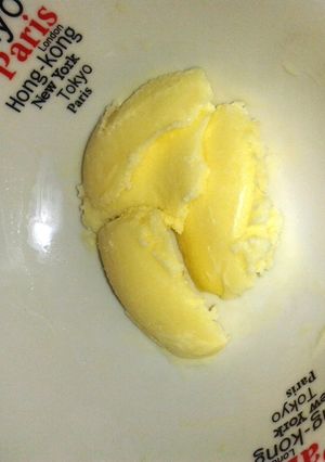 A picture of condense milk icecream.