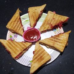 A picture of Cheesy Beetroot Sandwich.
