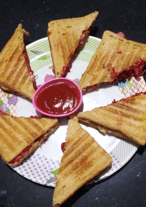 A picture of Cheesy Beetroot Sandwich.
