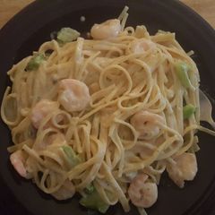 A picture of Garlic Shrimp Alfredo.