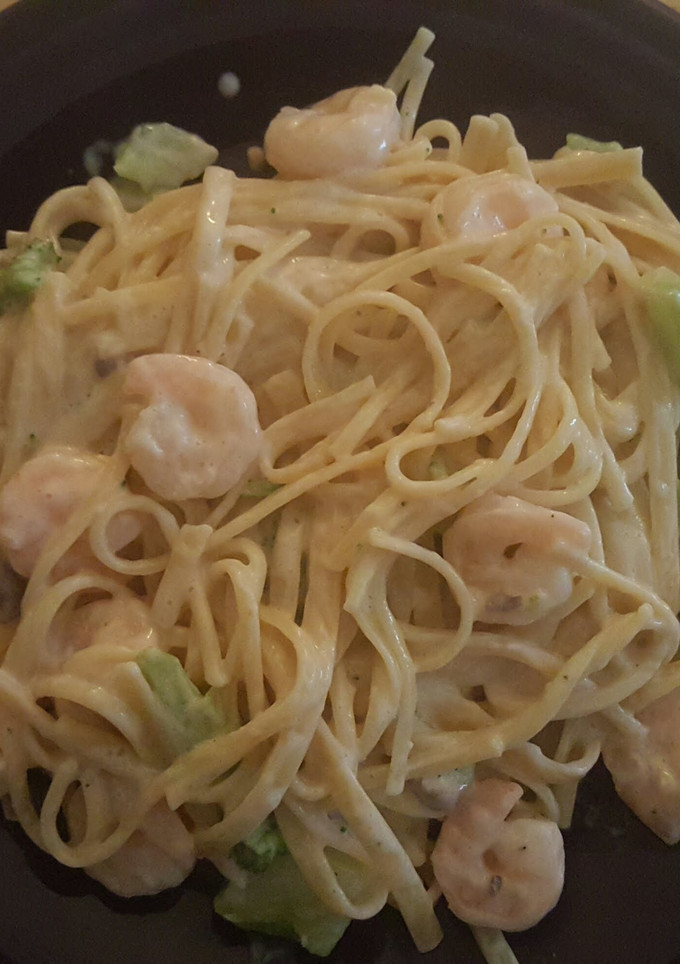 A picture of Garlic Shrimp Alfredo.