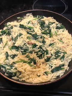 Una foto de Orzo con espinacas