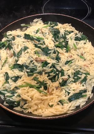 Una foto de Orzo con espinacas
