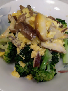 香菇滑蛋拌西蘭花(低醣生酮餐)(簡單料理)(快速料理)(素食料理) 的食譜成品照片
