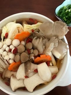 百菇蔬菜鍋 的食譜成品照片
