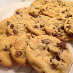 A picture of Chewy Chocolate Chip Cookies.