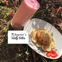 A picture of Strawberry smoothie with muffin pancake.