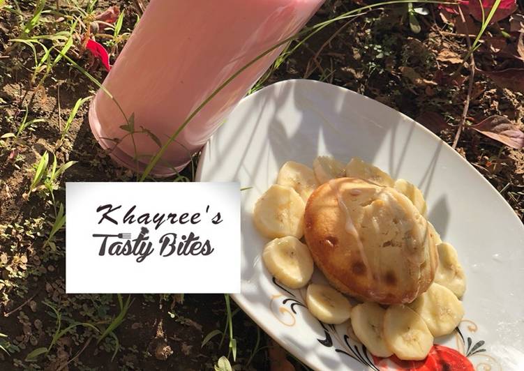 Recipe of Award-winning Strawberry smoothie with muffin pancake