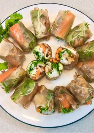 Hình của món Gỏi tép cuốn rau.