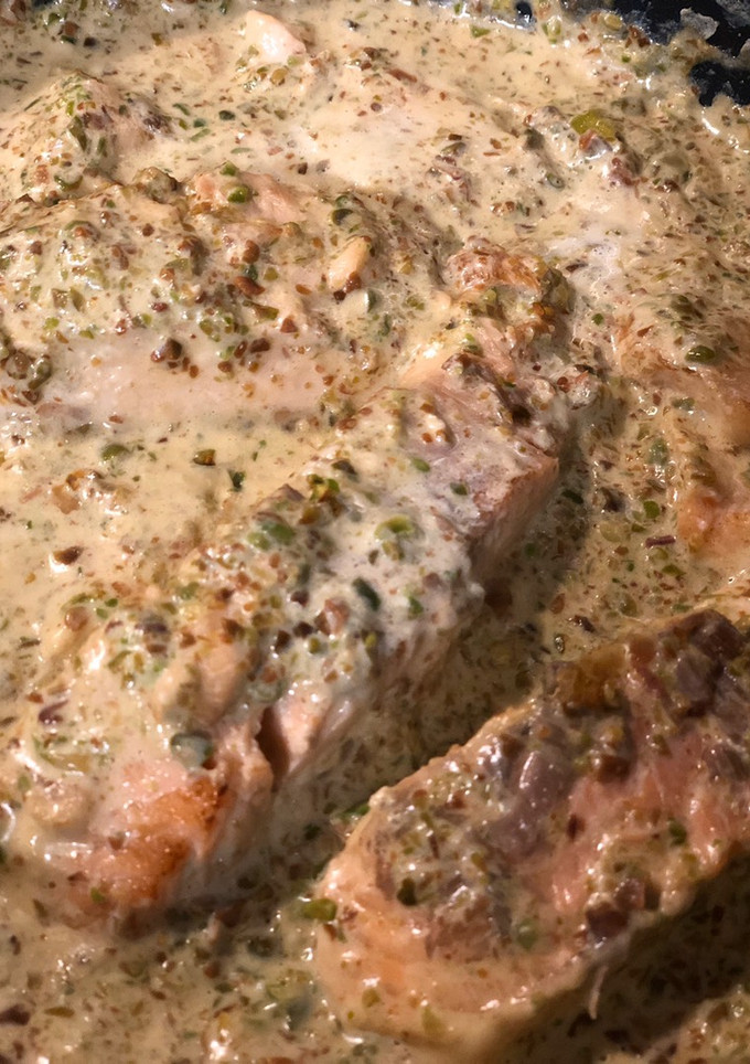Una foto de Salmón con salsa de pistachos